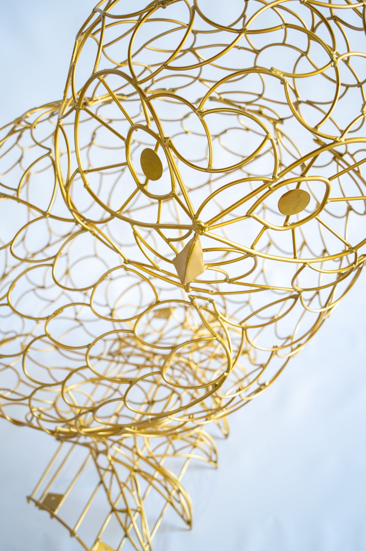 Nahaufnahme goldene Verbindungselemente der Alganic-Lichteule, organisches Drahtdesign